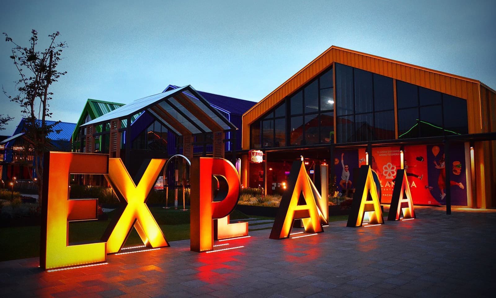Explanada Puebla — fachada con hexágonos