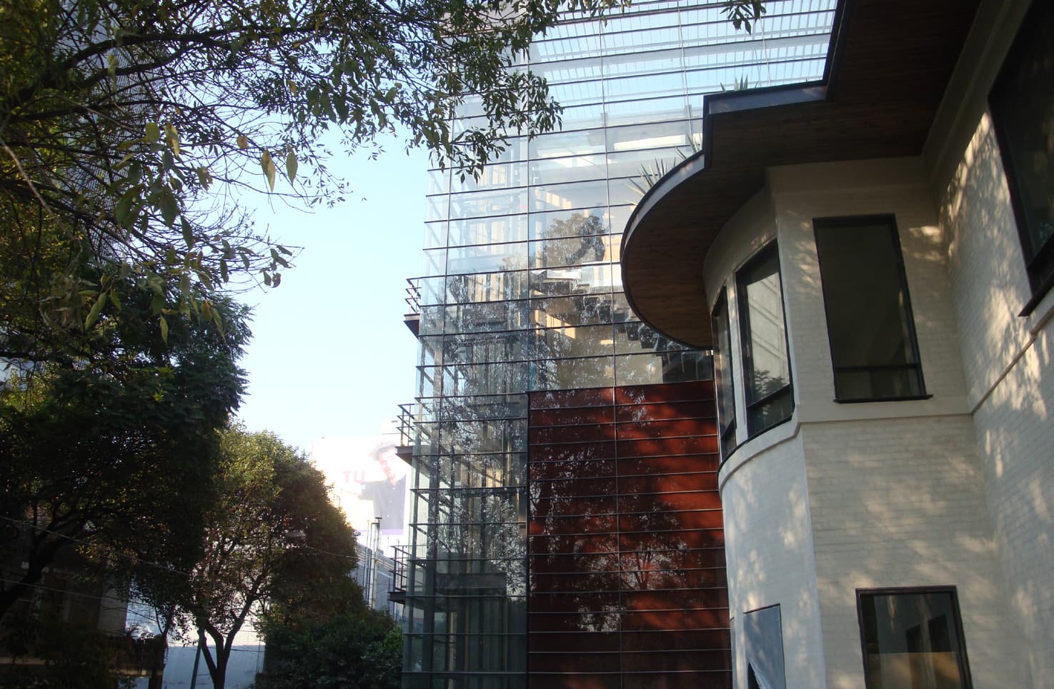 Hotel Brick — fachada de vidrio