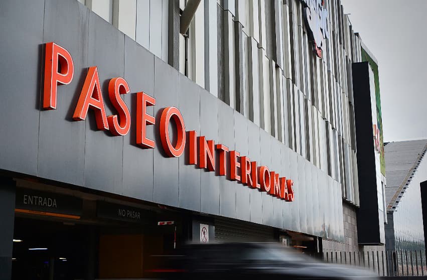 Paseo Interlomas — señalización monumental